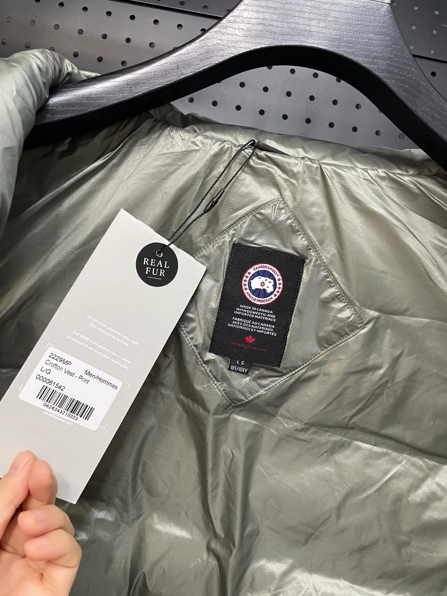 P560 Canadian brand CanadaGoose men's and women's CROFTON lightweight down vest 2229M DWR water-repellent treatment WindWall windproof fabric 700 fleece filling original mold opening details one to one production The upper body effect is stunning Exclusively available on the Xiaohongshu purchasing platform The highest version on the market Size: XS S M L XL XXL